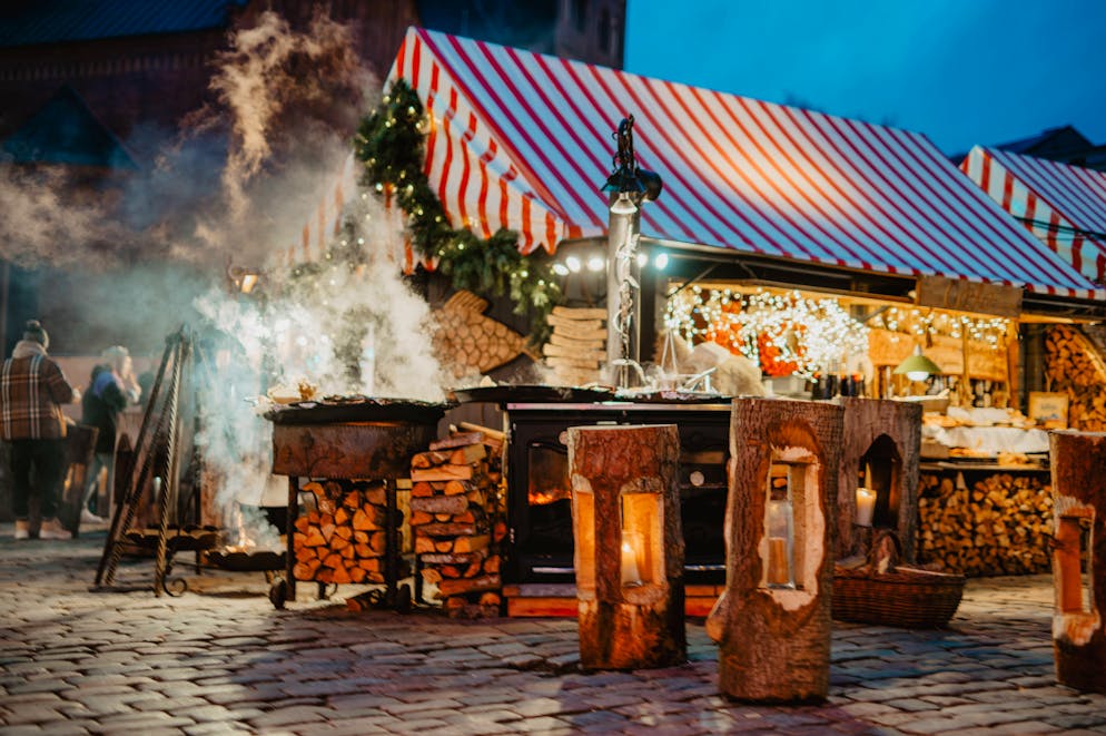 A Riga la Piazza Doma si riempie di chalet del gusto e artigianato locale.