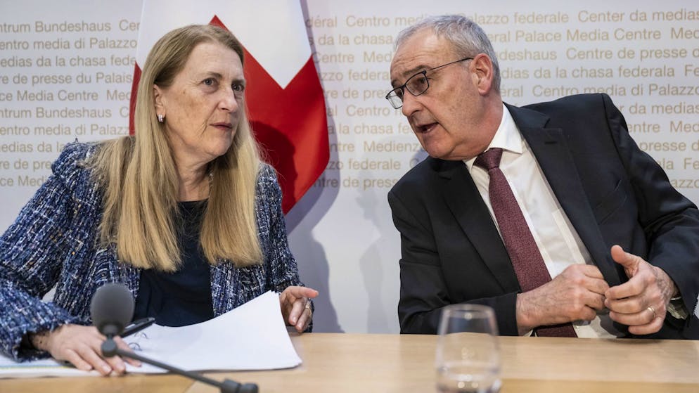 Wirtschaftsminister Guy Parmelin (r.) und die Seco-Direktorin Helene Budliger kündigten am 14. November in Bern den Zoll-Deal mit den USA an.