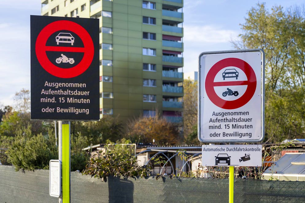 Fahrverbotsschilder warnen vor der automatischen Durchfahrtskontrolle in Birsfelden.