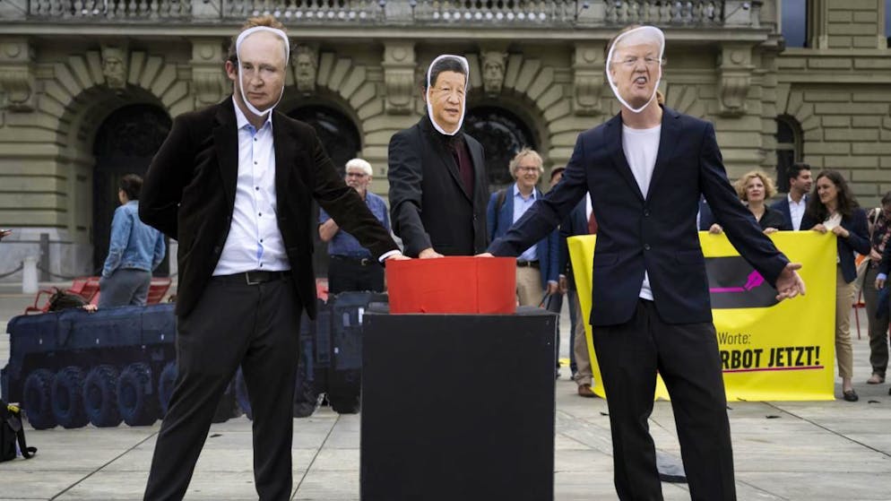 Eine Fotoaktion des Initiativkomitees der Atomwaffenverbotsinitiative im Juli 2024 auf dem Bundesplatz in Bern. (Archivbild)