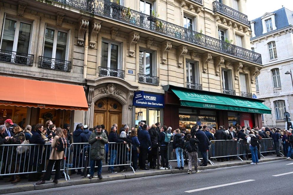 Devant la librairie Lamartine, dans le XVIᵉ arrondissement de Paris, une longue file d’attente s’est rapidement formée.