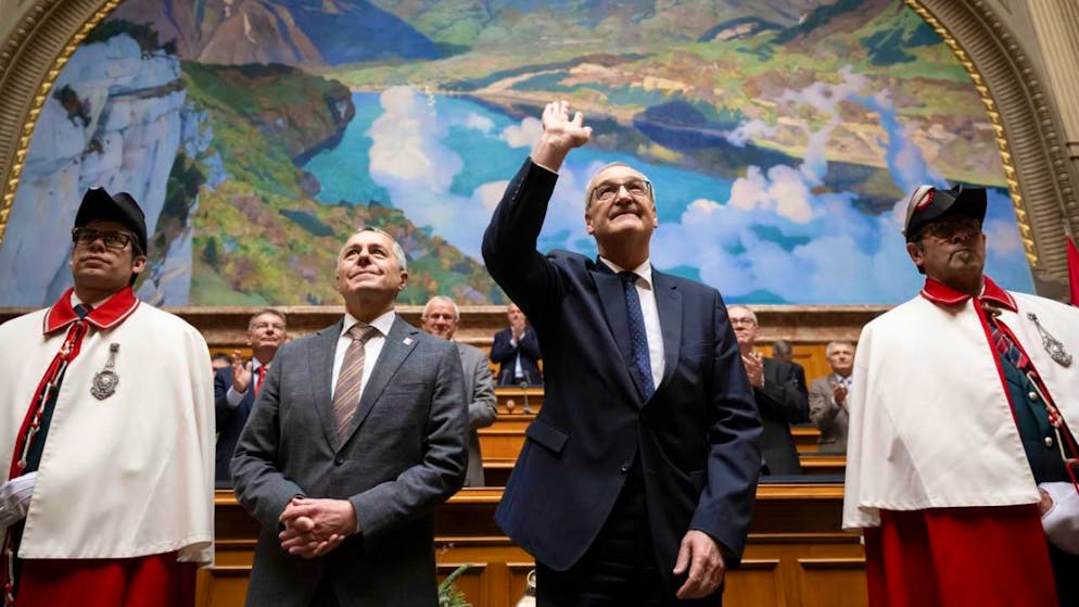 Der neue Bundespräsident Guy Parmelin (zweiter von rechts) und der neue Bundesrats-Vizepräsident Ignazio Cassis (zweiter von links) nehmen nach der Wahl den Applaus der Vereinigten Bundesversammlung entgegen.