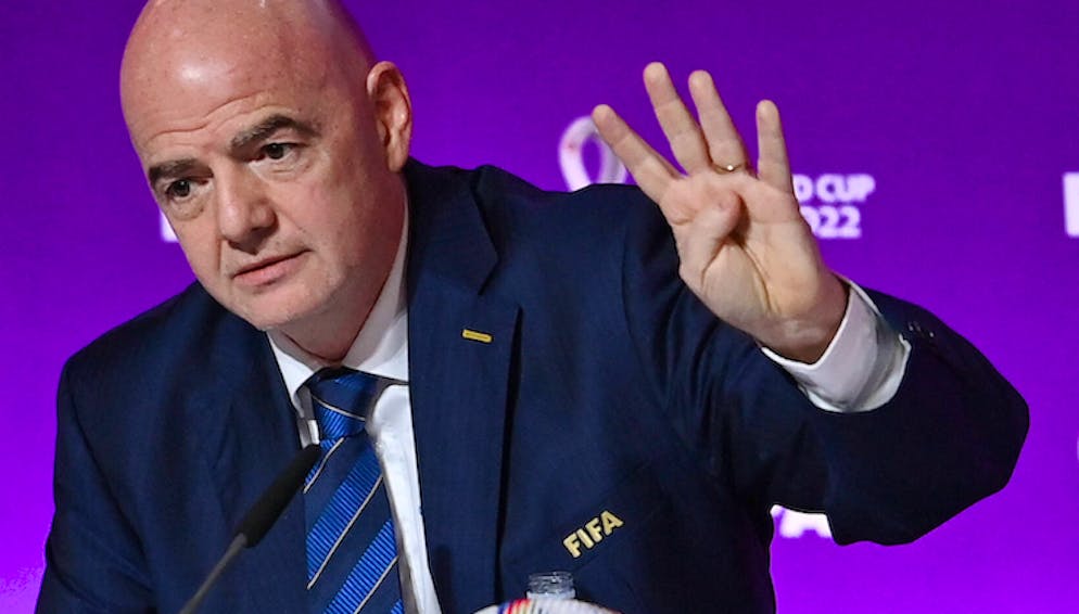 La FIFA souligne que cette décision s’inscrit dans une logique de protection des joueurs, en s’appuyant sur l’expérience de la dernière Coupe du Monde des Clubs aux États-Unis, où la chaleur avait fait grincer des dents. (Archives : e président de la FIFA, Gianni Infantino)