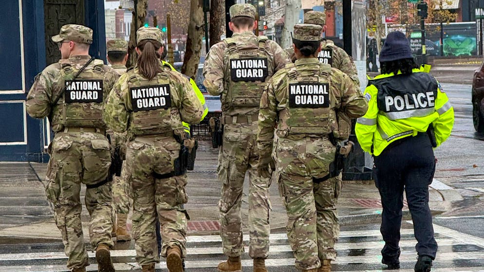 Mitglieder der National Guard und eine Polizistin des Washington Metropolitan Police Department auf Streife in Washington. (Archivbild)