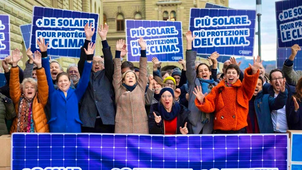 The Swiss Green Party submitted 134,000 signatures for its solar initiative to the Federal Chancellery in Bern on Wednesday.