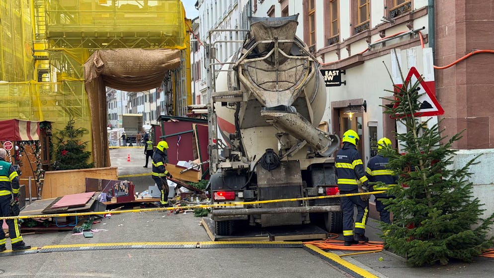 Adventsgasse in Basel. Betonmischer kracht in mehrere Stände