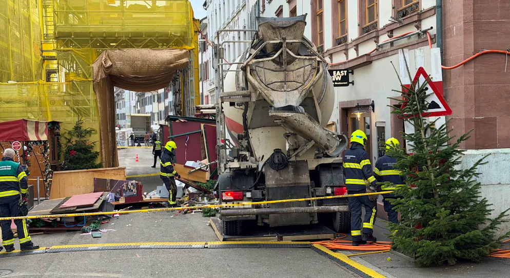 Ein Betonmischer ist in der Rheingasse in Basel in mehrere Stände gekracht.