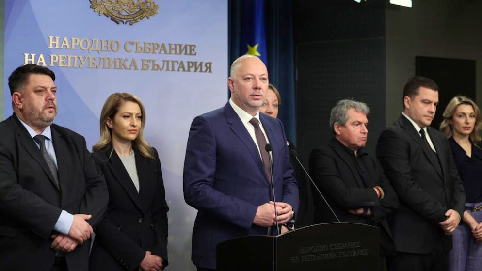 Il premier bulgaro Rossen Jeliazkov (terzo da sinistra) ha dato seguito alle richieste del popolo di dimissioni del governo.