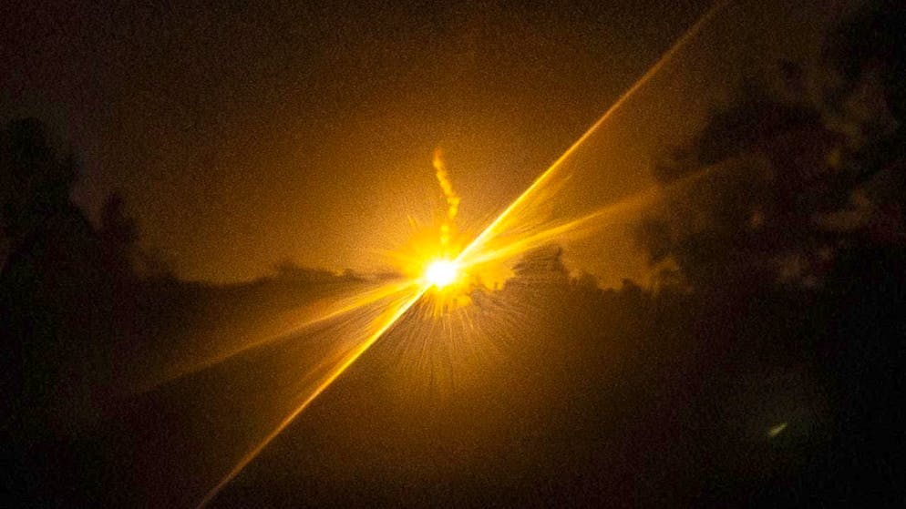 Flares are fired by Thai forces in the Thai province of Burirum after clashes between Thai and Cambodian soldiers. Photo: Wason Wanichakorn/AP/dpa