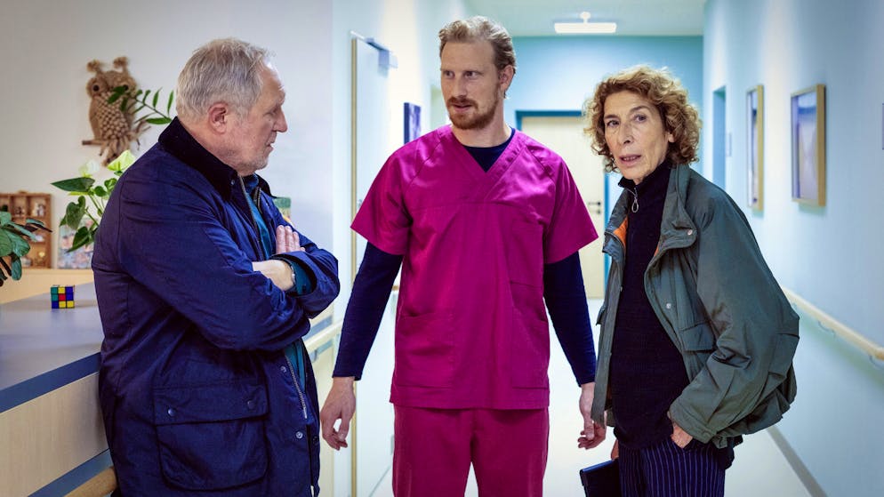 «Tatort: Der Elektriker». Moritz Eisner (Harald Krassnitzer, links) und Bibi Fellner (Adele Neuhauser) lassen sich im «Tatort: Der Elektriker» vom leitende Pfleger Horst Windisch (Michael Edlinger) die angespannte Situation im Altersheim erklären.