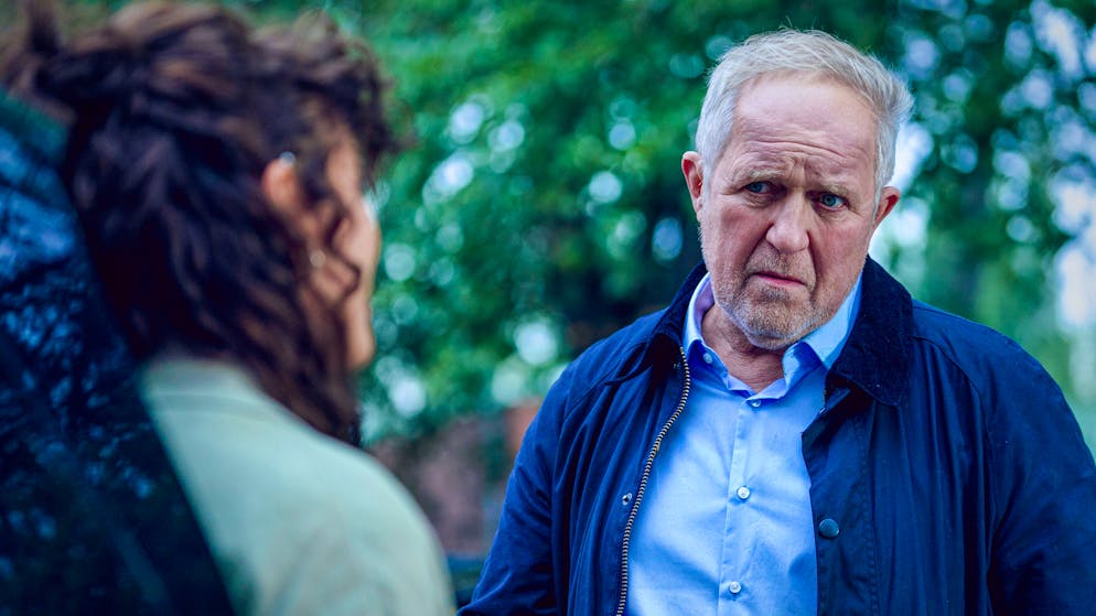 «Tatort: Der Elektriker». Die Tochter des Toten, Linda Filipovic (Gabriela García-Vargas), wird kritisch von Ermittler Moritz Eisner (Harald Krassnitzer) auf Motiv und Alibi geprüft.