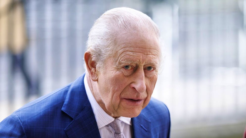 Ecco come sfrutta il brand &#xAB;royal&#xBB;. Re Carlo vende addobbi natalizi di lusso, ma anche marmellate, miele e biscotti