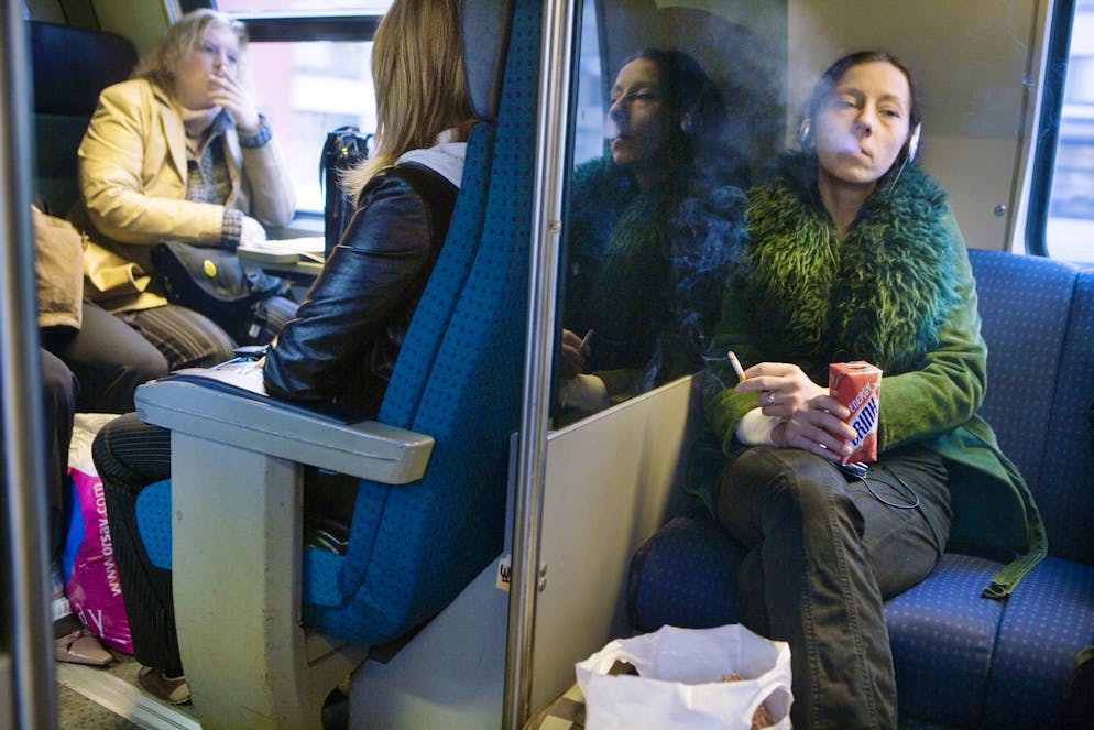 20 Jahre Rauchverbot in den SBB-Zügen. Noch einmal den Rauch in vollen Zügen geniessen: Kurz vor dem Rauchverbot der SBB im Jahr 2005.