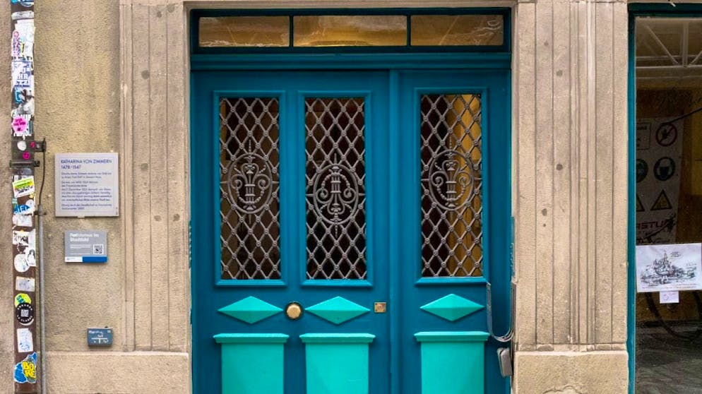 The inscription "Zum Mohrenkopf" was covered up on Thursday morning. The city of Zurich also had the inscription on the "Haus zum Mohrentanz" covered up.