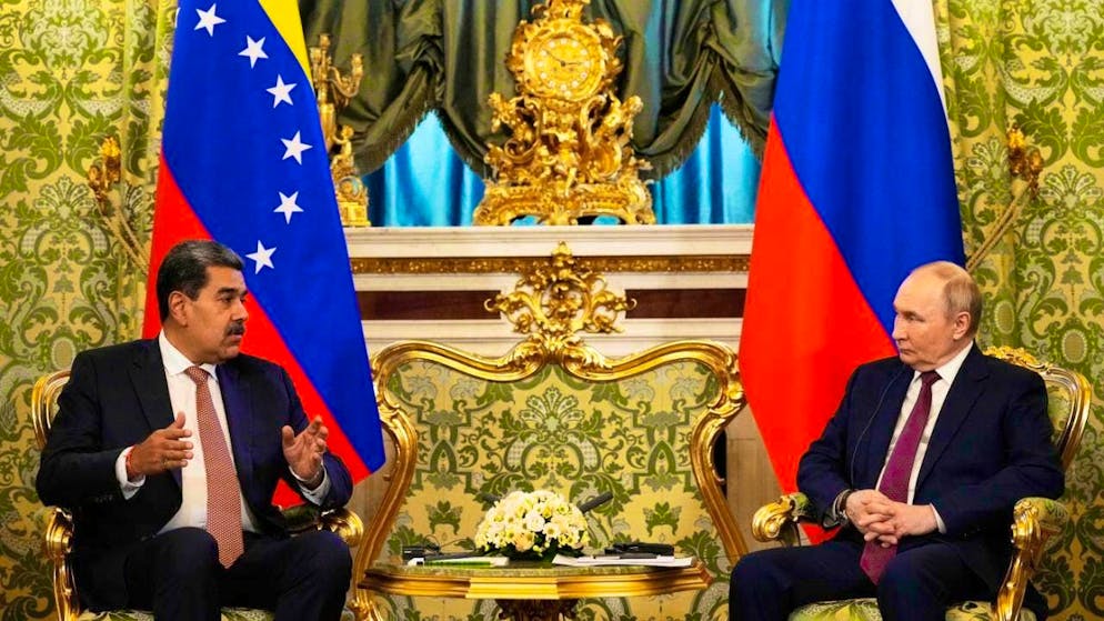 ARCHIVE - Russian President Vladimir Putin (r) speaks with Venezuelan President Nicolas Maduro during their meeting at the Kremlin in Moscow. Putin has pledged his support for the authoritarian Venezuelan leader, Nicolás Maduro, amid growing tensions between the South American country and the US. Photo: Alexander Zemlianichenko/Pool AP/dpa