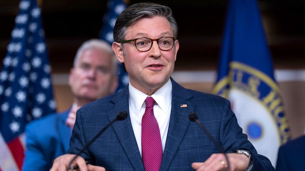 Mike Johnson, der republikanische Speaker des Repräsentantenhauses, schaffte es am Mittwoch, einige Parteikollegen auf seine Seite zu ziehen und den Verteidigungshaushalt durchzuboxen.