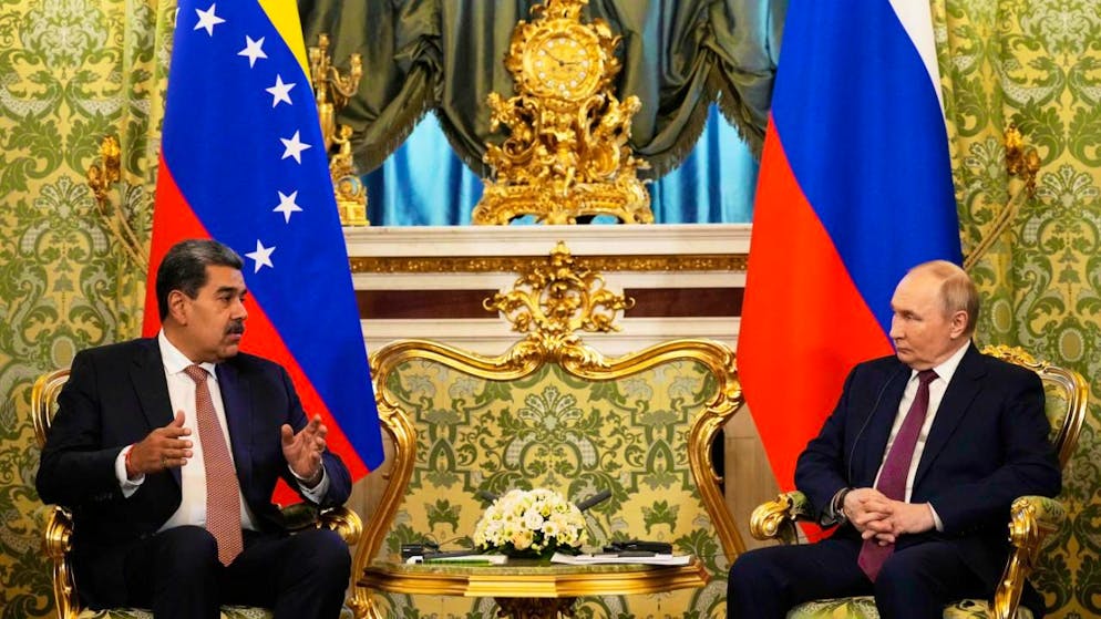 ARCHIV - Der russische Präsident Wladimir Putin (r) spricht mit dem venezolanischen Präsidenten Nicolas Maduro während ihres Treffens im Kreml in Moskau. Putin hat dem autoritären venezolanischen Staatschef, Nicolás Maduro, inmitten wachsender Spannungen des südamerikanischen Landes mit den USA seine Unterstützung zugesichert. Foto: Alexander Zemlianichenko/Pool AP/dpa