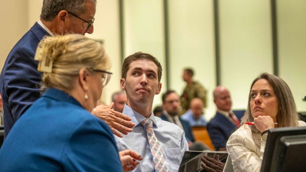 Tyler Robinson, der des Mordes an Charlie Kirk angeklagt ist, erscheint während einer Anhörung im vierten Bezirksgericht. Drei Monate nach dem tödlichen Angriff auf den rechten Aktivisten und Trump-Anhänger Charlie Kirk ist der mutmaßliche Todesschütze erstmals in Person vor Gericht erschienen. Foto: Rick Egan/POOL The Salt Lake Tribune/AP/dpa