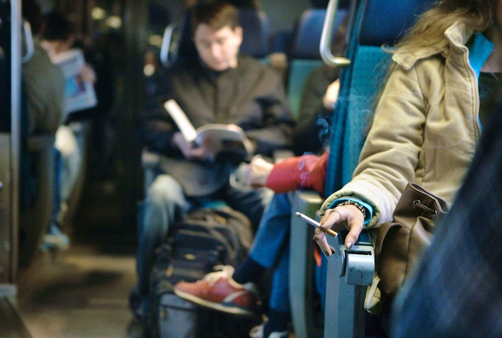 20 Jahre Rauchverbot in den SBB-Zügen. Das Rauchen im Zug wurde im Laufe der Jahre immer unbeliebter.