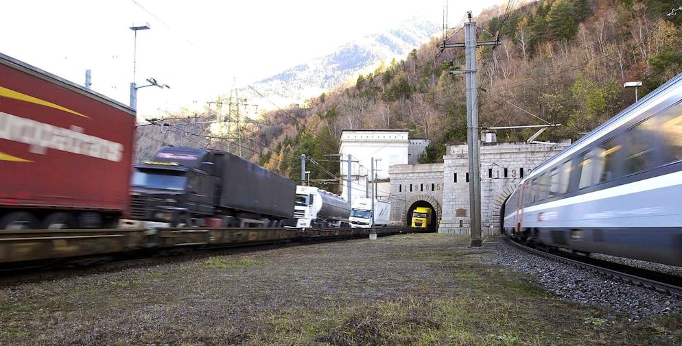 Rollende Autobahn am Nordeingang des Simplontunnels in Brig, aufgenommen am Donnerstag, 11. Dezember 2003.