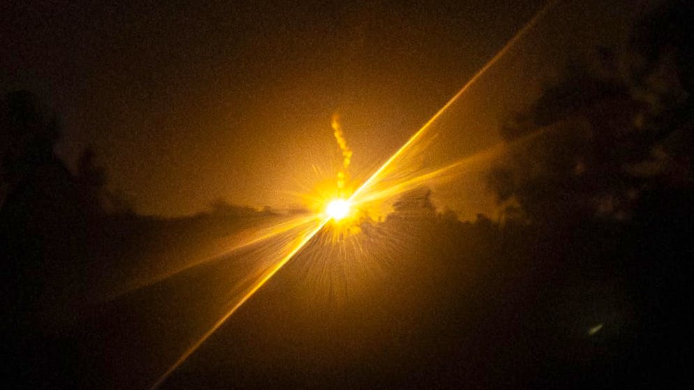 Leuchtraketen werden von thailändischen Streitkräften in der thailändischen Provinz Burirum nach Zusammenstößen zwischen thailändischen und kambodschanischen Soldaten abgefeuert. Foto: Wason Wanichakorn/AP/dpa