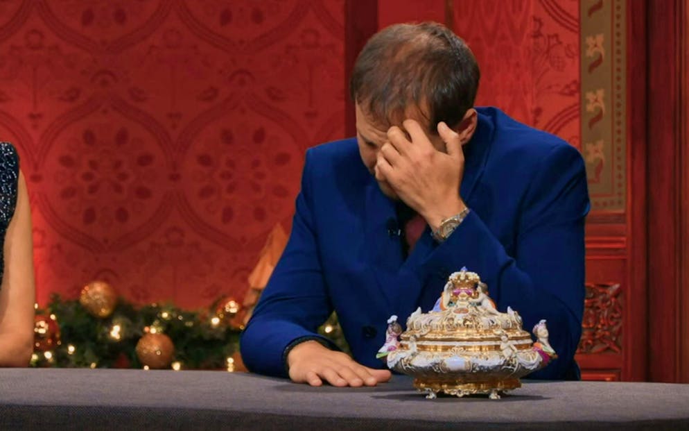 Julian Schmitz-Avila seems perplexed as the price for the Drüselkästchen keeps climbing - then he has an idea.