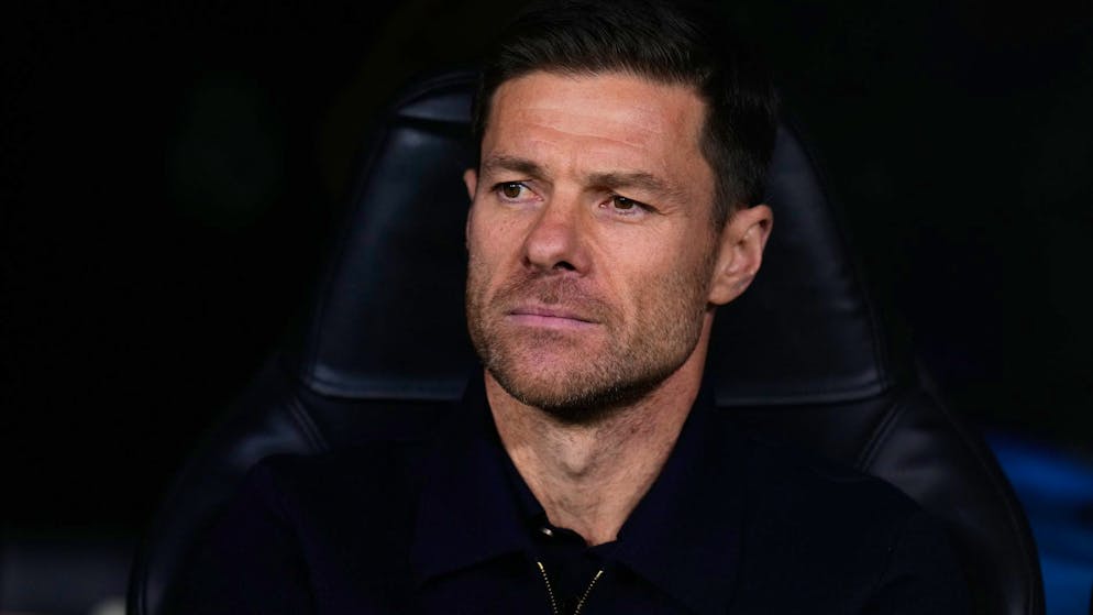 Xabi Alonso sur le banc, pensif, face à Manchester City