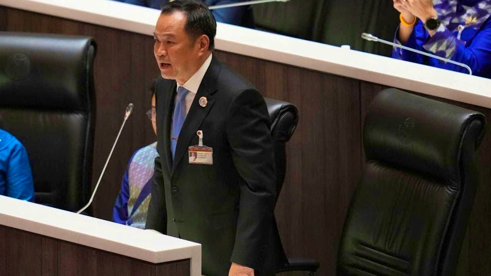 ARCHIVE - Anutin Charnvirakul (M) stands in parliament during the vote for a new prime minister in September. He has now filed a motion to dissolve the House of Representatives. (Archive photo) Photo: Sakchai Lalit/AP/dpa