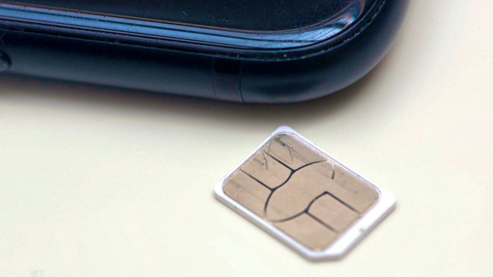 Classic and virtual SIM cards are offered on the gray market and used for mass manipulation on the internet. (symbolic image)
