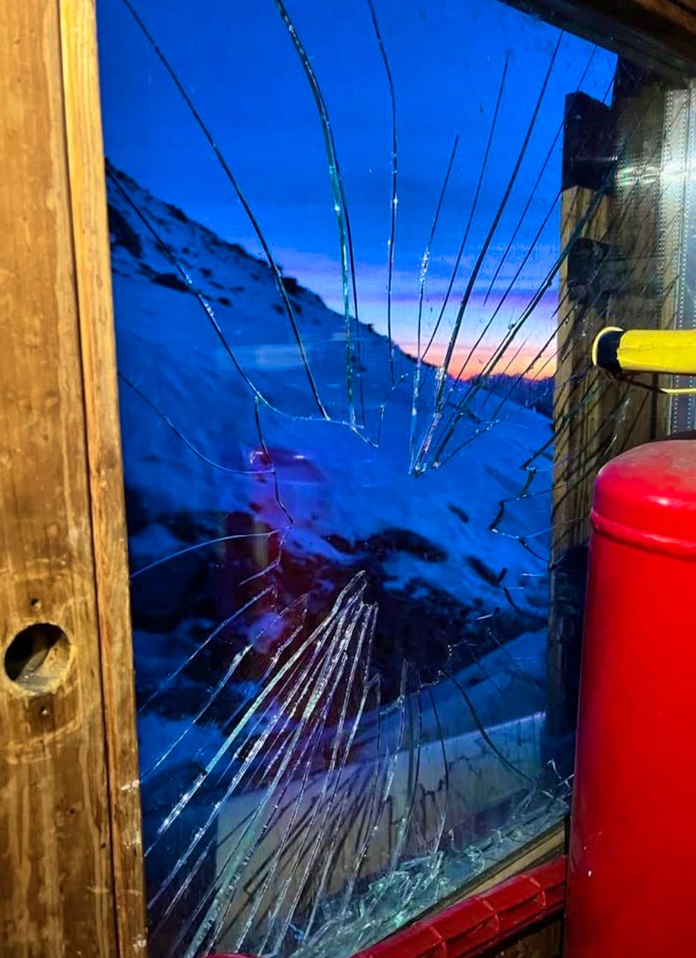 Des fenêtres ont également été brisées dans le refuge Stüdl.