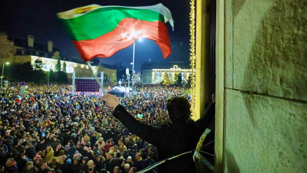 dpatopbilder - A student waves a Bulgarian flag in Sofia. Photo: Valentina Petrova/AP/dpa
