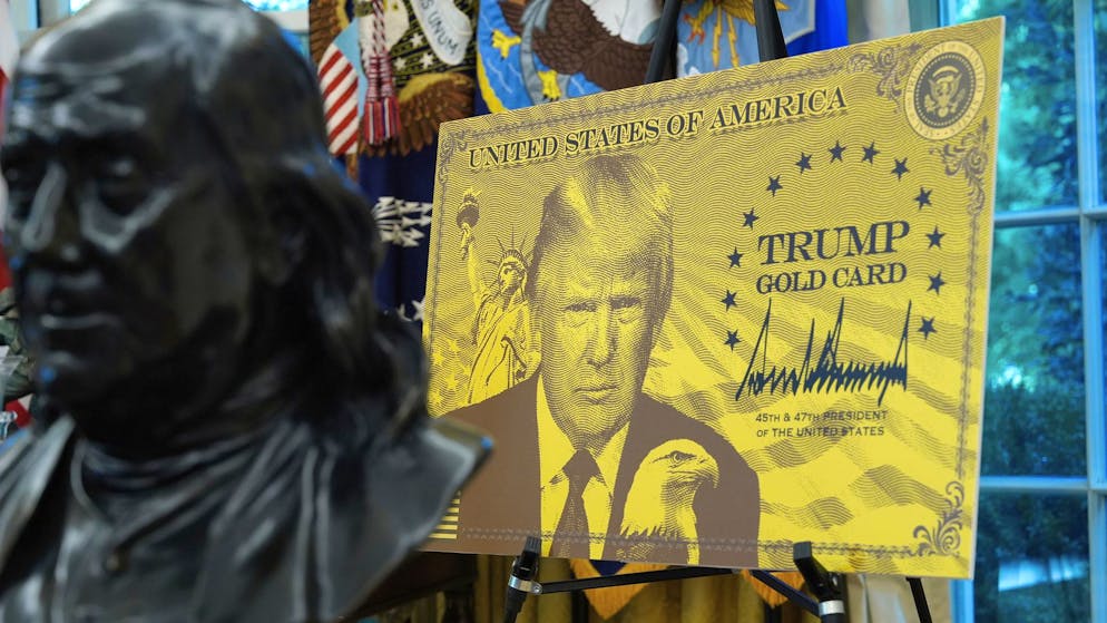 Ein Poster der Trump Gold Card ist im Weissen Haus zu sehen. (19. September 2025)