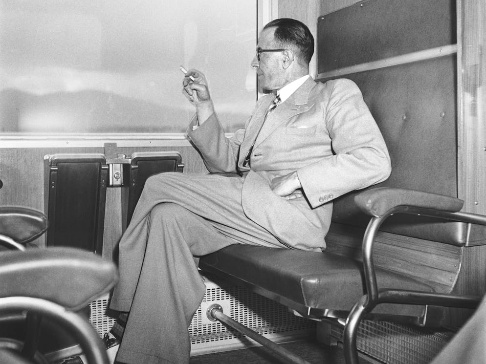 20 Jahre Rauchverbot in den SBB-Zügen. Rauchen im Zug als Lebensstil: In den gepolsterten 3. Klasse-Wagen der SBB wurde, so wie hier 1951, auch im Anzug geraucht. 