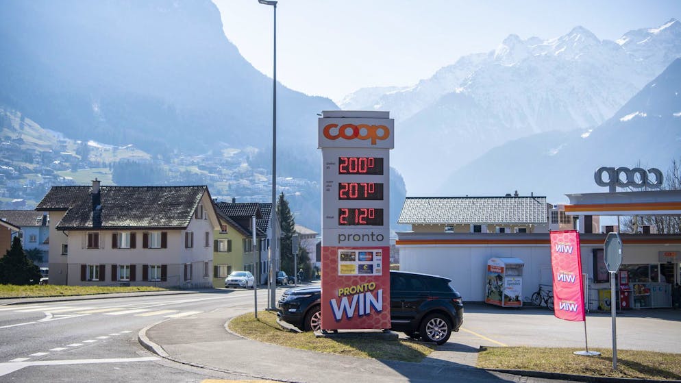 US-Influencer Colin Smith ist begeistert von Schweizer Tankstellen.