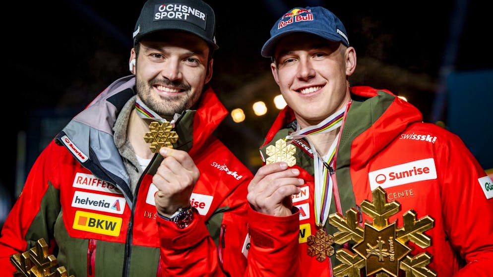 Loïc Meillard (Suisse) et Franjo von Allmen (Suisse) posaient avec leurs médailles d’or du combiné par équipes masculin aux Championnats du monde de ski alpin 2025 (archives).
