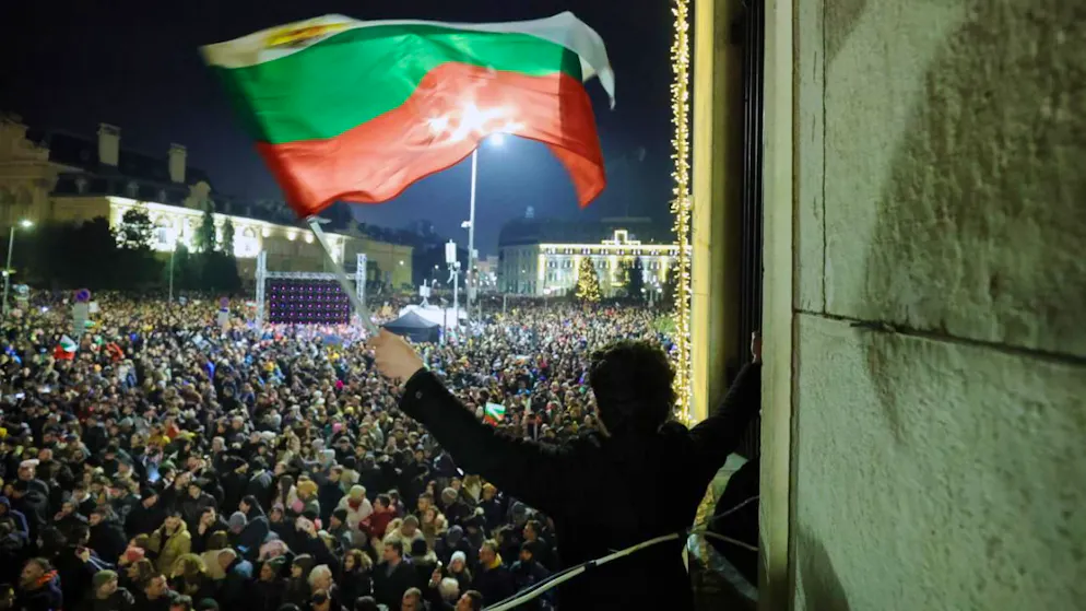 dpatopbilder - Ein Student schwenkt eine bulgarische Flagge in Sofia. Foto: Valentina Petrova/AP/dpa