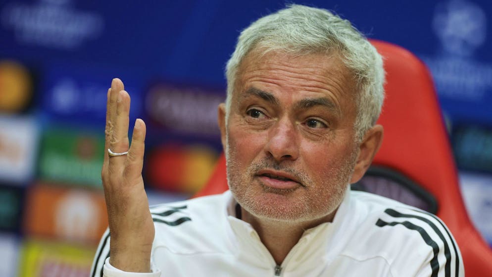 Ecco perché. José Mourinho con la maglietta di Scott McTominay: «È il minimo che potesse fare»