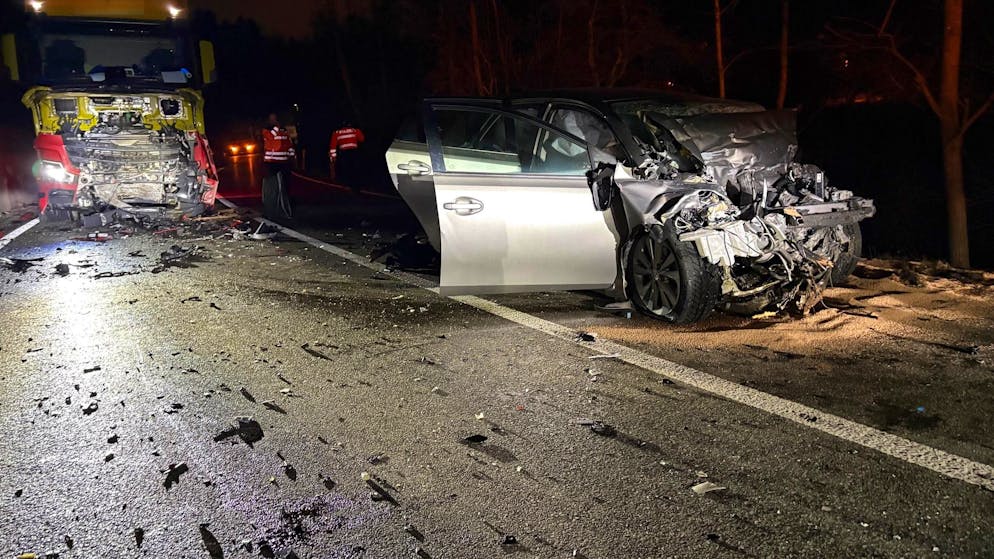 Serious accident in Uster ZH. Car driver dies after collision with truck