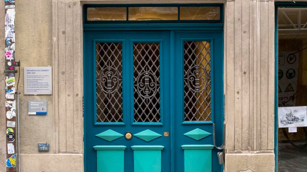 Rassismus. Stadt Zürich deckt Mohren-Inschriften an zwei Häusern ab