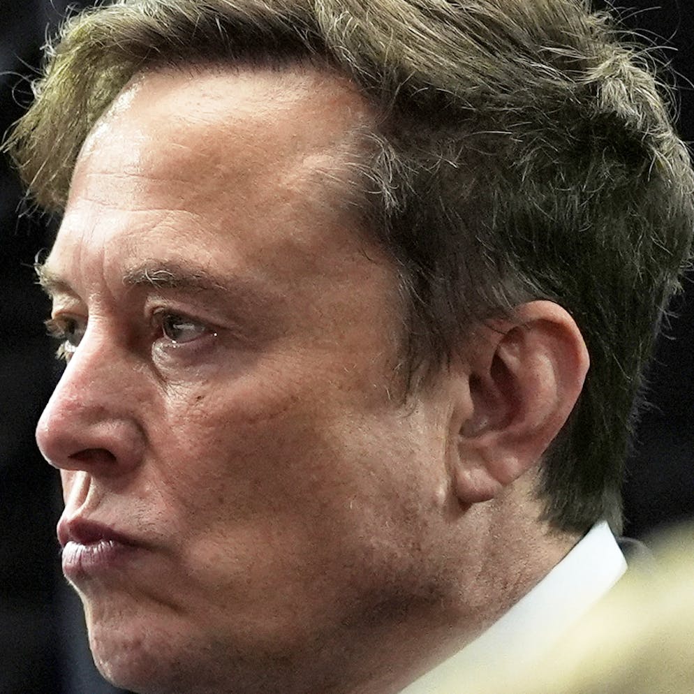 DOGE. «Ils n'auraient pas brûlé les voitures» - Elon Musk évoque ses regrets