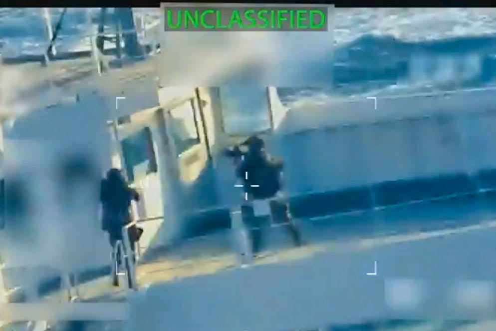 Bewaffnete Soldaten seilten sich auf den Tanker ab.