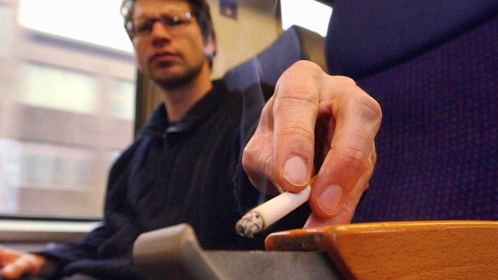 Da 20 anni è vietato fumare sui treni delle FFS. Il posacenere era posizionato all'interno del bracciolo.