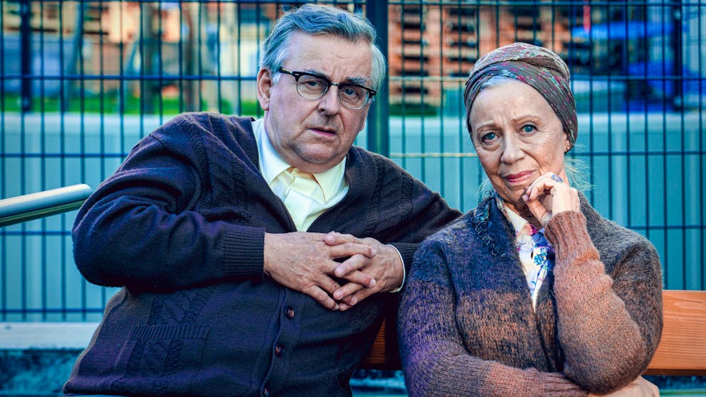 «Tatort: Der Elektriker». Die verschmitzten Seniorenheim-Bewohner Anna (Elfriede Schüsseleder) und Fritz (Johannes Silberschneider) versorgen die Ermittler mit Hinweisen.