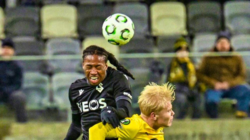 Tough battle without winners or goals: Lausanne's Brandon Soppy (left) in a header duel with Kuopio's Otto Ruoppi