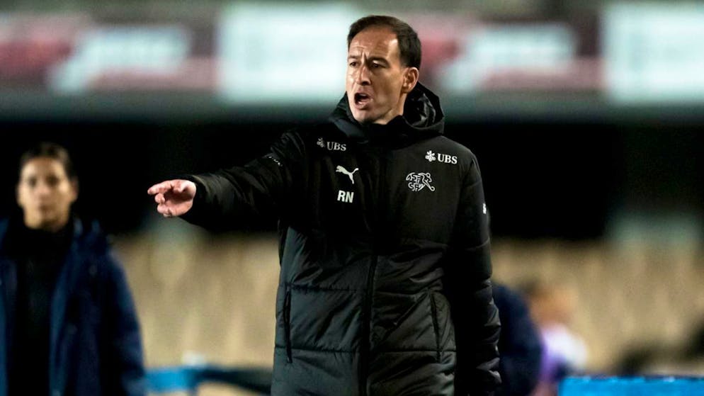 Das Schweizer Frauen-Nationalteam mit Trainer Rafel Navarro (Bild) liegt im neuen FIFA-Ranking auf Platz 25