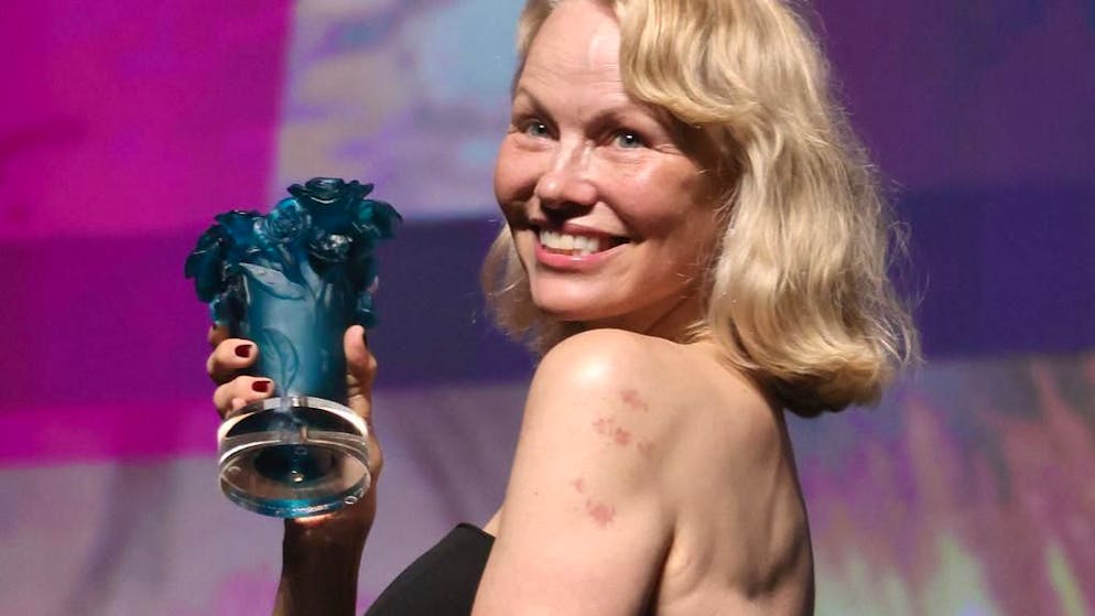 Serie TV. Pamela Anderson riporta in vita «Barb Wire» insieme ai figli