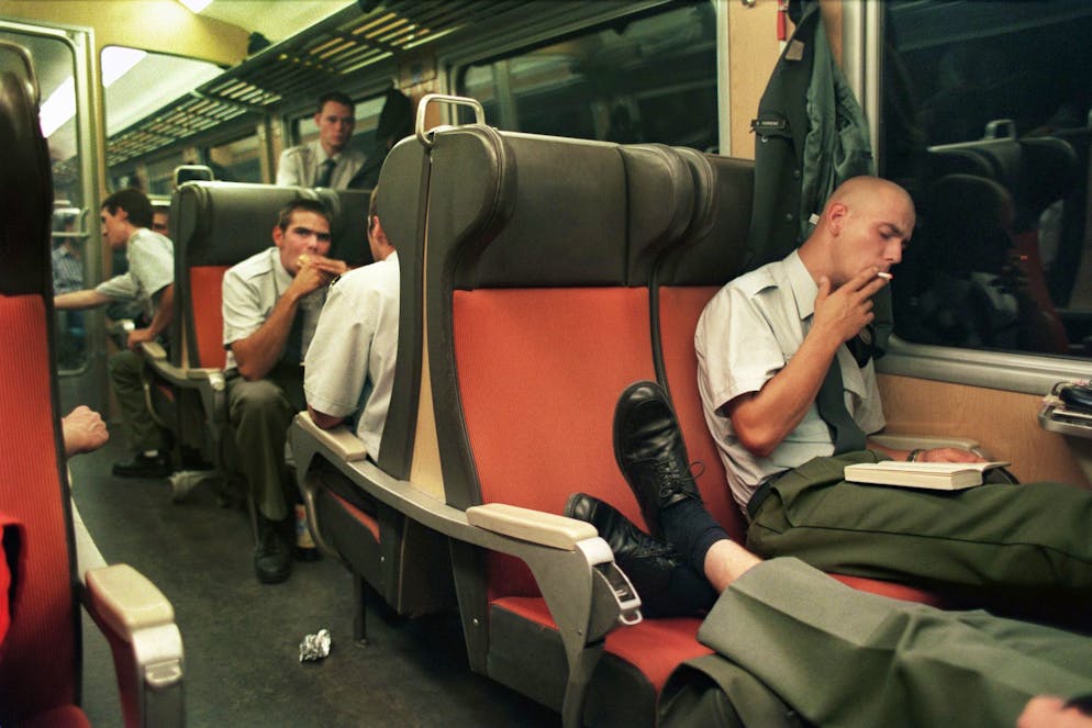 20 Jahre Rauchverbot in den SBB-Zügen. Rekruten im Raucherabteil eines Zuges 2003.