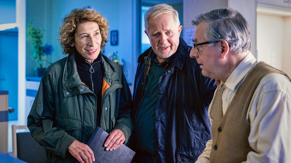 «Tatort: Der Elektriker». Bibi Fellner (Adele Neuhauser) und Moritz Eisner (Harald Krassnitzer, Mitte) glauben, dass der ehemalige Oberkellner und heutige Heimbewohner Fritz (Johannes Silberschneider) eine gute Quelle für Informationen sein könnte.