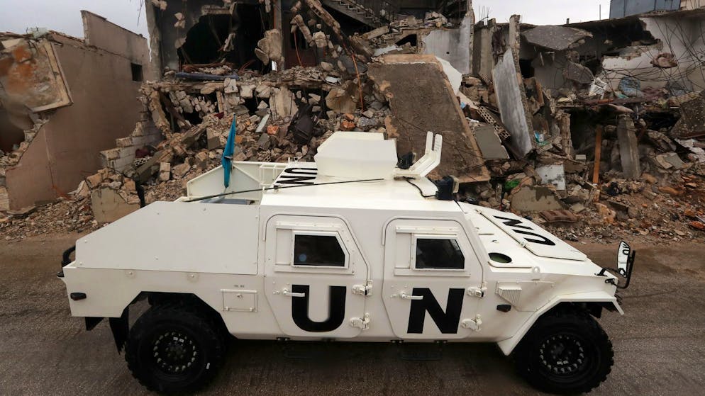 Ein gepanzertes Fahrzeug der United Nations Interim Force in Lebanon (UNIFIL) fährt an zerstörten Gebäuden im Südlibanon vorbei. (8. Dezember 2025)