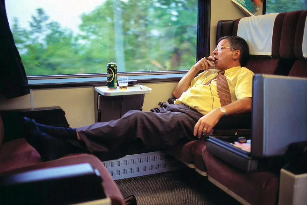 20 years of the smoking ban on SBB trains. Legs up, beer and then a smoke: A cigar on the train, as here in 2003 on the Schuepfheim-Konolfingen line, is unthinkable today.